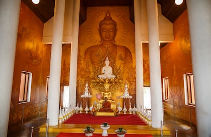 Como en todos los templos de Tailandia, en el blanco hay que descalzarse antes de entrar.