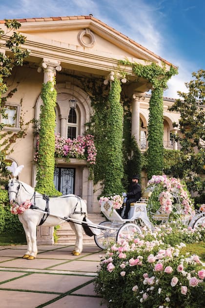 Como en un castillo de cuento –y una carroza de Cenicienta llevada por un caballo con cascos dorados–, la casa de Britney fue decorada con cientos de flores.