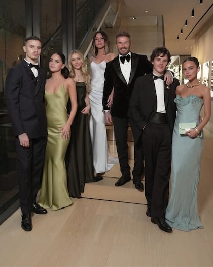 Como en una escena de la serie "Dinastía", pero en Miami y con los Beckham. Sin el hijo mayor, Brooklyn, el futbolista posó junto a sus hijos Cruz y Romeo y sus parejas, y su hija menor Harper