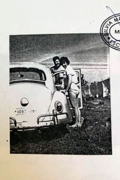 Como en una fotonovela demasiado perfecta para ser ficticia, figuran una serie de 40 fotografías tomadas entre los años 1960 y 1970. Un Volkswagen Escarabajo aparece en muchas de ellas