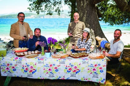 Como en una postal, el “Zorro” posa junto a su petit-comité, integrado por Ernesto Catena, José “Satán” Dell’Acqua, Deborah de Corral y Leandro Andrés.