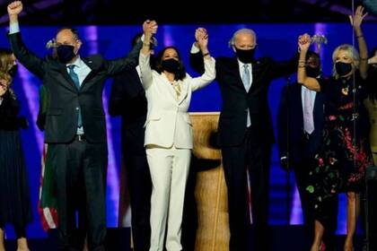 Como es costumbre, el "segundo caballero" dejó de lado su trabajo para dedicarse al puesto, aunque también enseñará