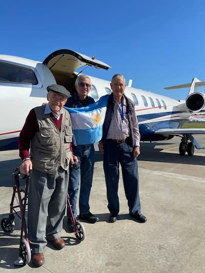 Como es de costumbre, Scott almorzó el jueves pasado con la Asociación de Pilotos de Caza Argentina, de la que es socio honorífico. En la imagen, Ronald David Scott, piloto de Spitfires argentino en la Segunda Guerra Mundial, Cdte Carlos Selles, actual piloto privado, veterano de cazas intercepteros Mirage III durante el conflicto de Malvinas. El tercero en la imagen es Gunther Schuster, piloto civil, nacido en Alemania, quien padeció en carne propia los bombardeos aliados siendo un adolescente. Luego de la guerra emprendió una nueva vida en Argentina y se transformó en piloto aeroaplicador o de fumigación