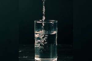 Vaso con agua o vaso de agua: ¿cúal es la forma correcta de decirlo?