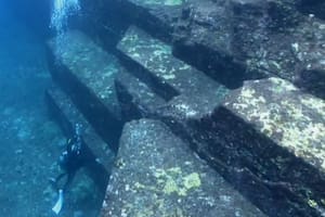 Cómo es la "pirámide de piedra perfecta" que hallaron en el fondo del mar en Japón (Captura: History Channel)