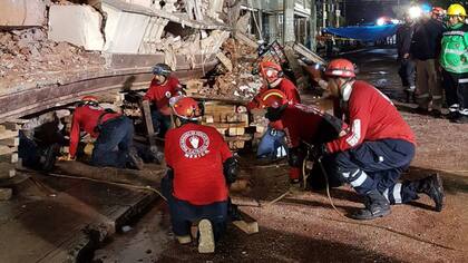 Cómo es la tarea de los “topos”, los héroes anónimos en las tragedias mexicanas