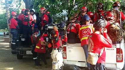 Cómo es la tarea de los “topos”, los héroes anónimos en las tragedias mexicanas