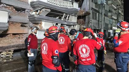 Cómo es la tarea de los “topos”, los héroes anónimos en las tragedias mexicanas