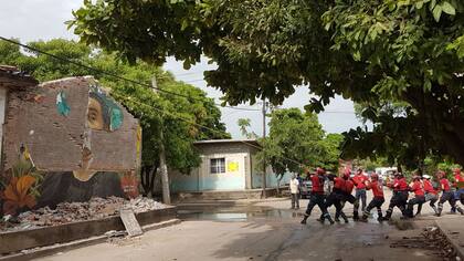 Cómo es la tarea de los “topos”, los héroes anónimos en las tragedias mexicanas