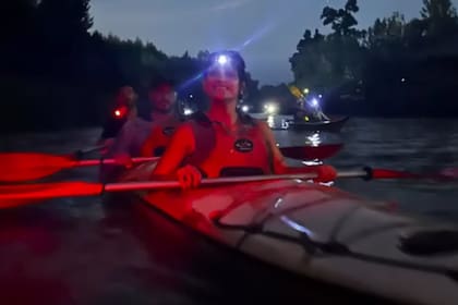 Cómo es un paseo en kayak nocturno por el Delta del Tigre: remar bajo la Luna entre juncos y canales