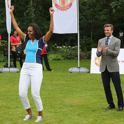 Una competitiva Michelle Obama siendo animada por David Beckham.
