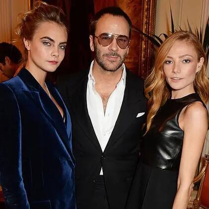 El diseñador Tom Ford fotografiado con Cara Delevigne y Clara Paget.