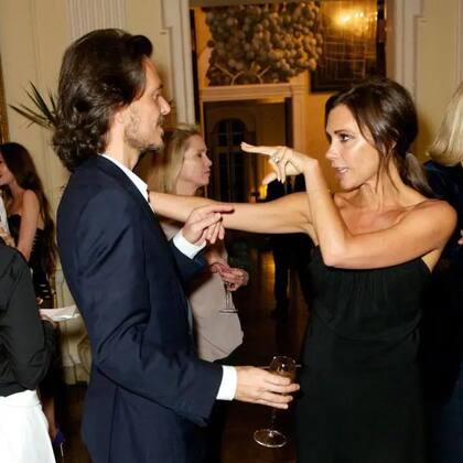 Victoria Beckham con el diseñador Matthew Williamson durante una recepción en Windfield.