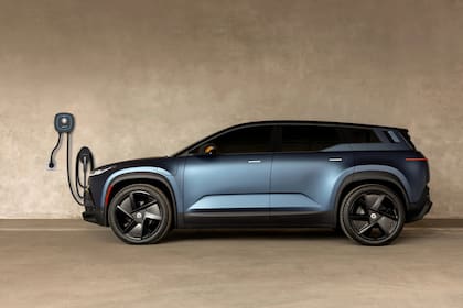 Como están pensados para el uso domiciliario, donde se espera que los coches pasen largas horas estacionados, algunas estaciones hogareñas son de carga media-lenta