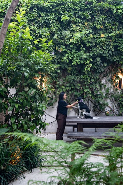 Como expansión de la cocina, el piso escala a placas de mayor superficie, lo que permite soportar un alto tránsito y alojar una gran mesa con bancos de lapacho