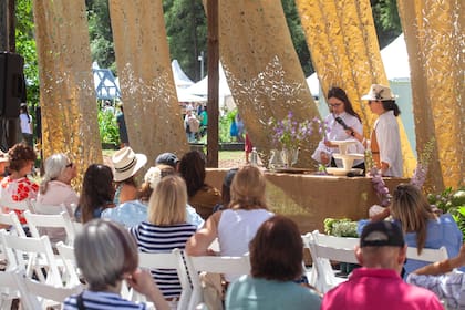Como explica la especialista, lo ideal es cortar las ramas de a una, retirar las hojas y disponer directo en el agua.