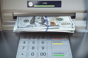 Cajeros automáticos: cómo se pueden extraer dólares, paso a paso