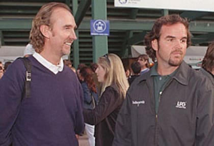 Con Mike Rutherford, célebre guitarrista de Génesis, el Ruso jugó en Inglaterra. En 1999, el músico presenció la consagración de su amigo en Palermo