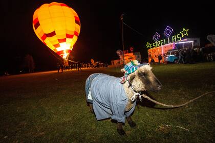 Como fiesta de despedida antes del próximo viaje, montaron un circo itinerante con globo aerostático incluido.