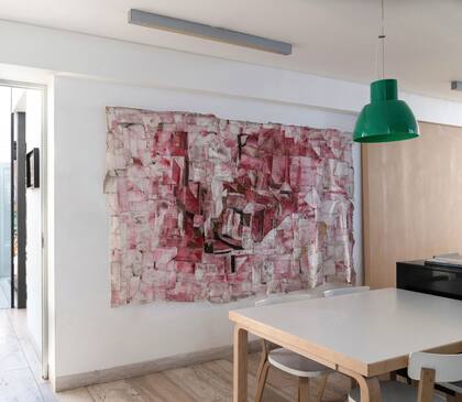 Como fondo del comedor diario, una obra de gran formato realizada por la dueña de casa.