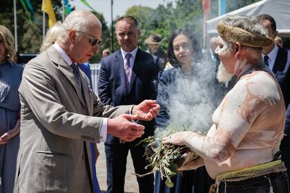 Como forma de bienvenida, el Rey participó en una ceremonia de humo y danzas tradicionales.