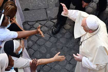 El Papa Saluda a los fieles en su primera audiencia