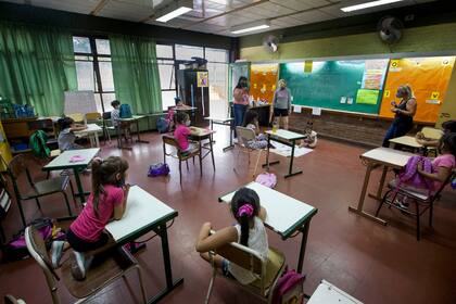 Las alumnas más chicas, del grupo de 5 a 8 años, en plena actividad; las escuelas de verano también convocaron a alumnos de 8 a 11 años y de 11 a 13