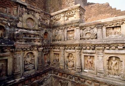 Nichos de santuarios y estupas votivas adornan la paredes de Nalanda.