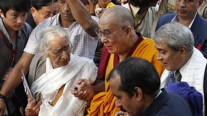 El Dalai Lama (centro), aqui en una visita a India para un seminario sobre la tradición budista de Nalanda, declaró que la universidad es "la fuente de todo el conocimiento budista que tenemos".