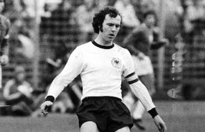 Como futbolista, con la selección alemana logró la Eurocopa de 1972 y el Mundial 1974