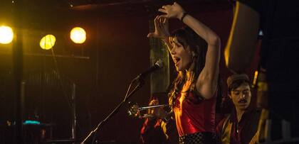 Como Gilda, en un escena de la película que se estrena el jueves