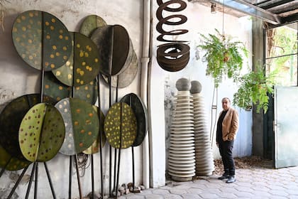 Como guardianes de la entrada, dos aisladores de una antigua usina hallados en Rosario. El bosque metálico fue una instalación para un restaurante y, cuando cerró, volvió a manos de su autor.