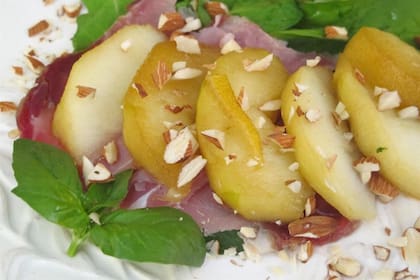 Como guarnición: manzanas sobre manzanas sobre lomito casero y rúcula