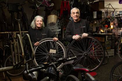Gabriel y Claudia Busato en la bicicletería "Busato"