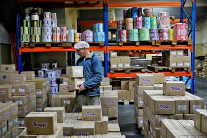 Un empleado acomoda las cajas en la fábrica de golosinas Truppi