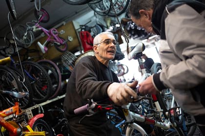 Gabriel Busato, dueño de una bicicletería