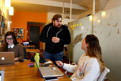 Camilo López en la agencia Good People junto a sus colaboradoras