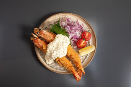 Cómo hacer causa con langostinos al panko y sorprende este verano