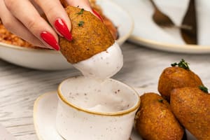 Cómo hacer croquetas de papa y queso fundido para un almuerzo exprés y abundante