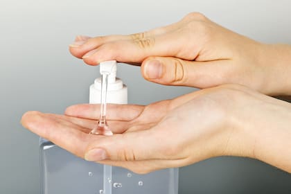 Se debe poner una cantidad generosa en las manos y esparcir bien en las palmas, los dedos y las muñecas