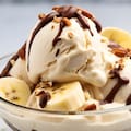 Ni crema ni azúcar: receta del helado de banana split con tres ingredientes