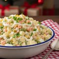 Cómo hacer la tradicional ensalada rusa en pocos minutos y sin gastar mucha plata