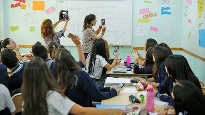 Cómo hacer para que alumnos y docentes convivan con los celulares
