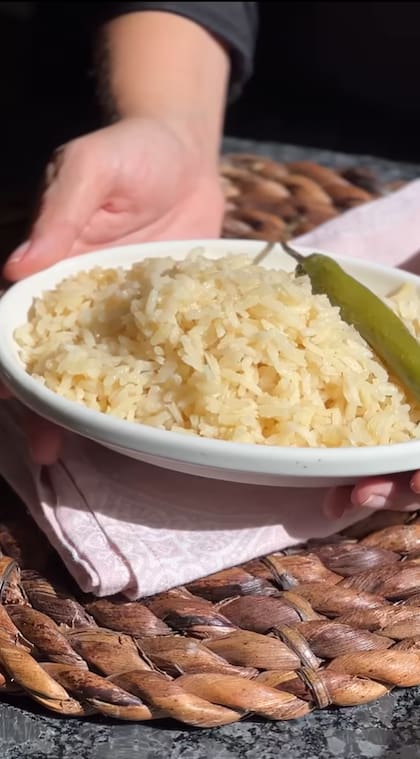 Cómo hacer que el arroz blanco quede más sabroso con ajo y cebolla picada
