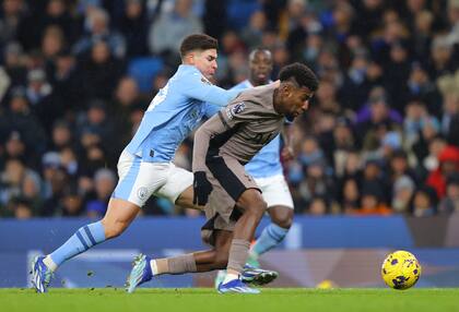 Como hacía en River, la presión alta de Julián Alvarez ante: Emerson Royal de Tottenham