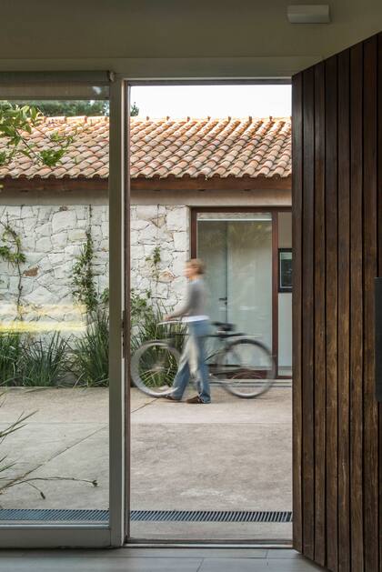 Como hay momentos en los que no está habitada, las rejillas de desagüe se sobredimensionaron para máxima tranquilidad, incluso con tormentas intensas.