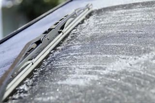 Esto es lo que no hay que hacer para sacar la escarcha del parabrisas