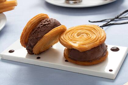 Como homenaje local, sirven un alfajor elaborado con dos tapas de churro enrulado y helado en el centro. Irresistible.