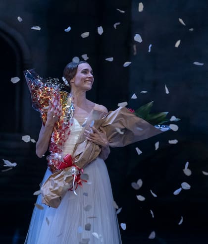 Como indica la tradición, hubo ramos de flores y lluvia de pétalos para una bailarina muy querida