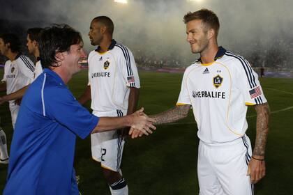 Como joven futbolista de Barcelona Messi llegó a enfrentarse con David Beckham, que jugaba en Los Angeles Galaxy.